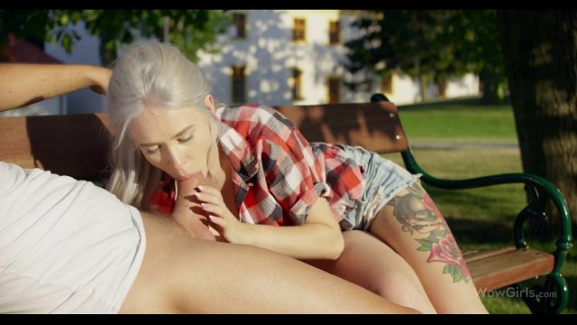 Превью Похотливые подруги устроили жмж секс с парнем в парке на скамье № 35051