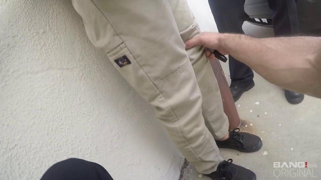 Превью Девка трахается с двумя полицейскими ради своей свободы № 35240