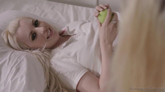 Превью Студентки устроили лесби секс на двухъярусной кровати в общаге № 35350